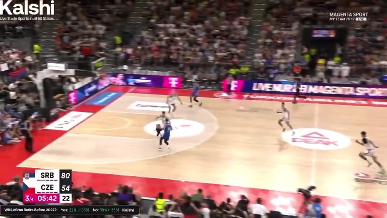 这胖子的想象力不得了~约基奇又献天秀传球 空中单手往后甩传队友